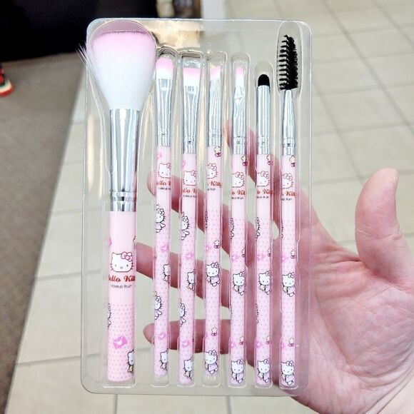 Brand New Hello Kitty Set Of 7 Makeup Brushes - Picture 2 of 6